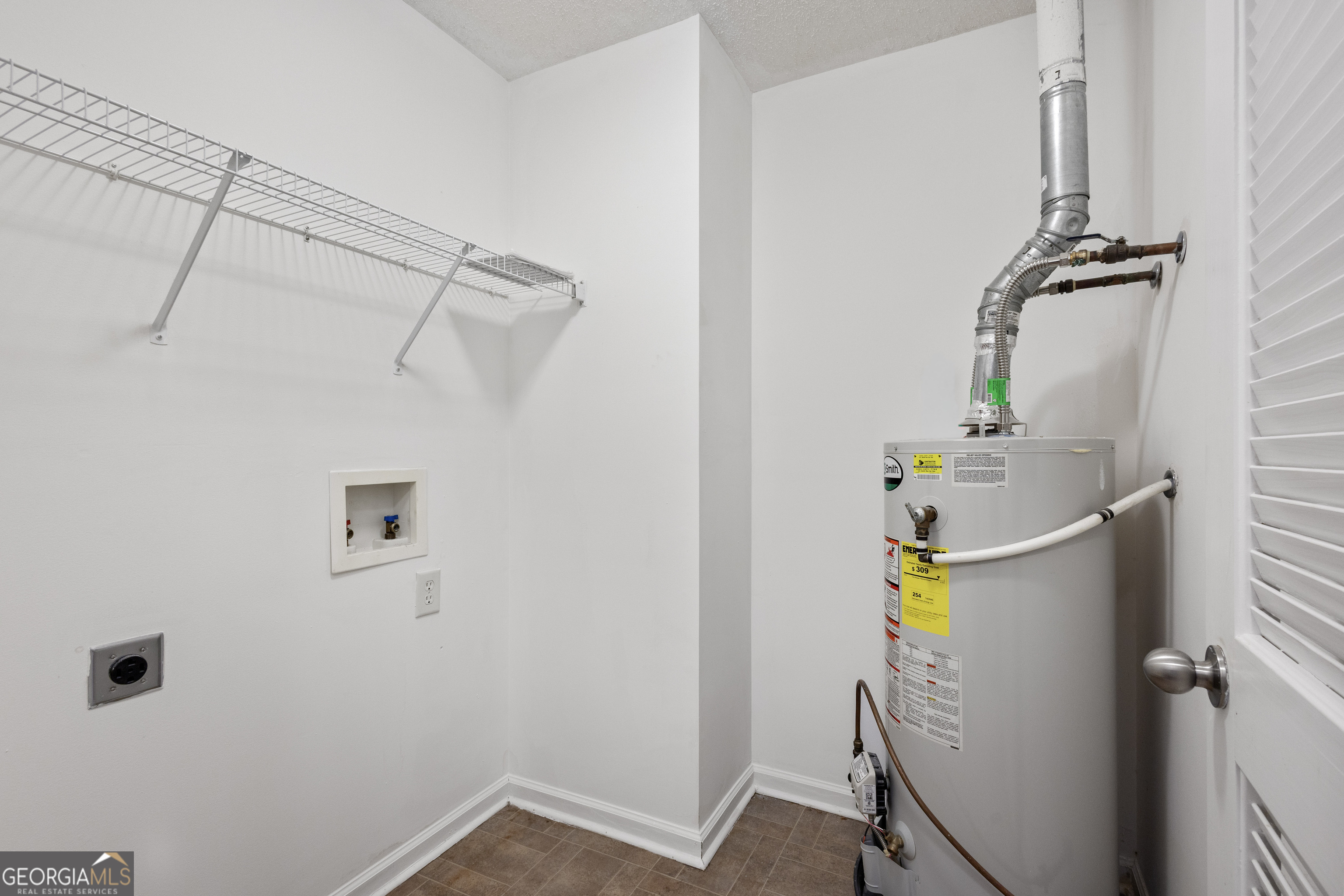 1275 Ross St Lane Macon, GA 31201 - Photo 17 of 20 a utility room with dryer and washer