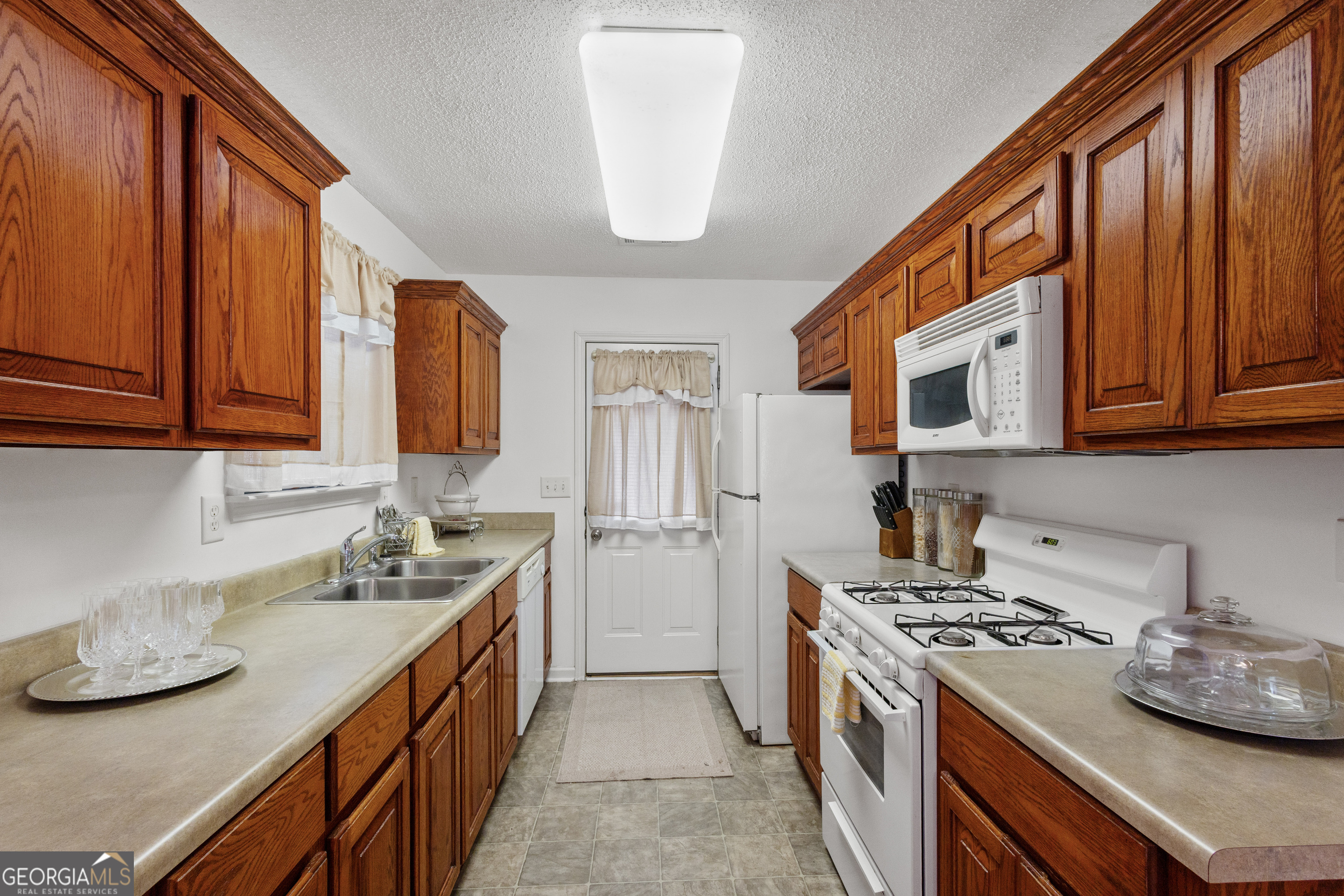 1275 Ross St Lane Macon, GA 31201 - Photo 8 of 20 a kitchen with stainless steel appliances granite countertop a sink stove and cabinets