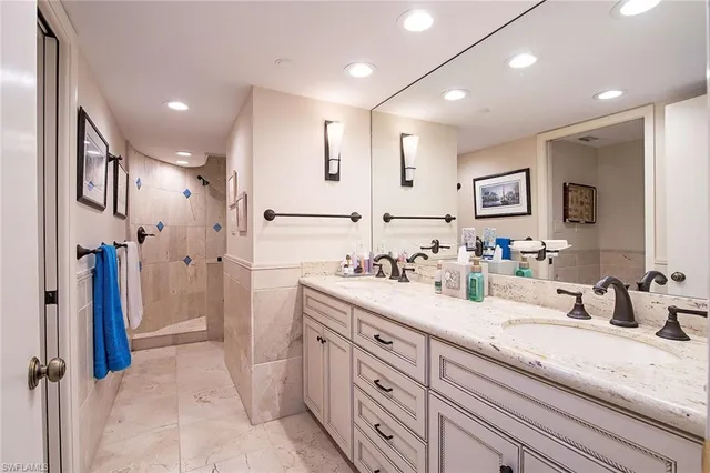 $3,588,000 | 4751 Gulf Shore Boulevard North, Unit PH8, Naples, FL 34103