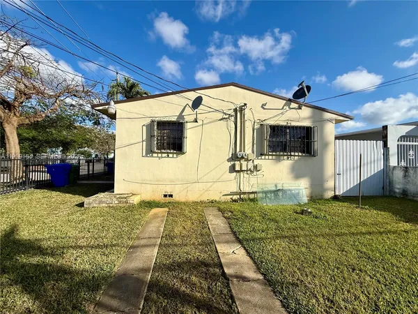 a view of a back yard of the house