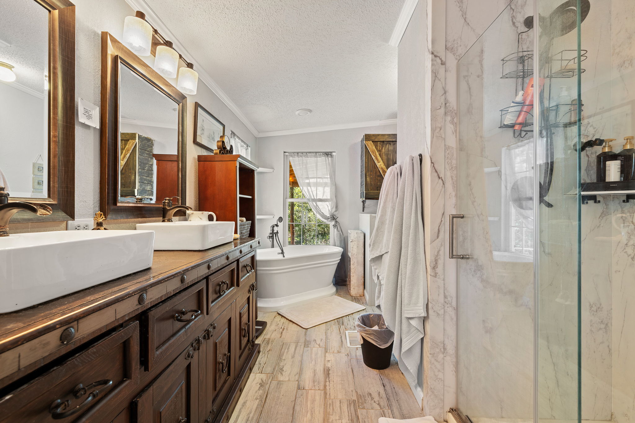 541 Hidden Oaks Drive Elgin, TX 78621 - Photo 21 of 40 The bath is
SOAK-TASTIC!