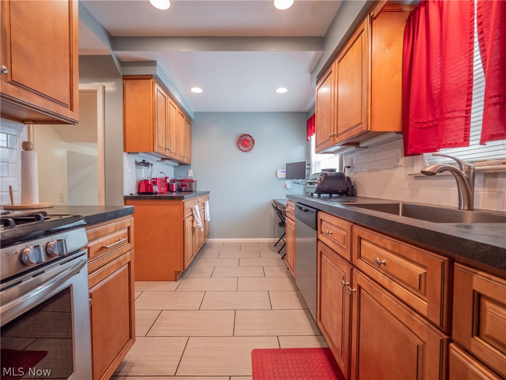1072 Avondale Road Cleveland, OH 44121 - Photo 11 of 35