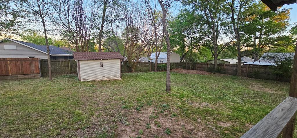 700 Live Oak Road Canton, TX 75103 - Photo 22 of 28 a backyard of a house with lots of green space