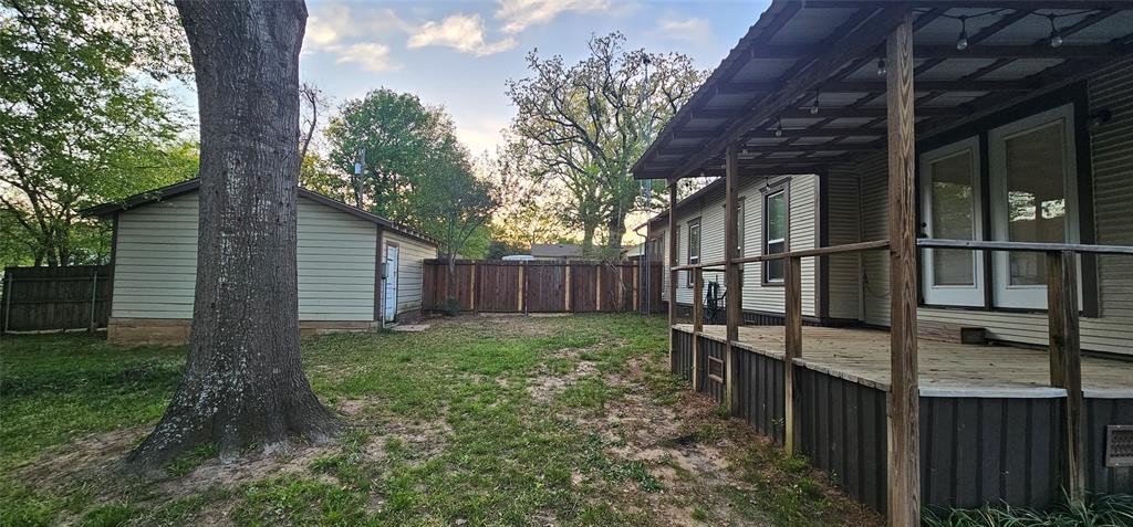 700 Live Oak Road Canton, TX 75103 - Photo 26 of 28 a backyard of a house with lots of green space