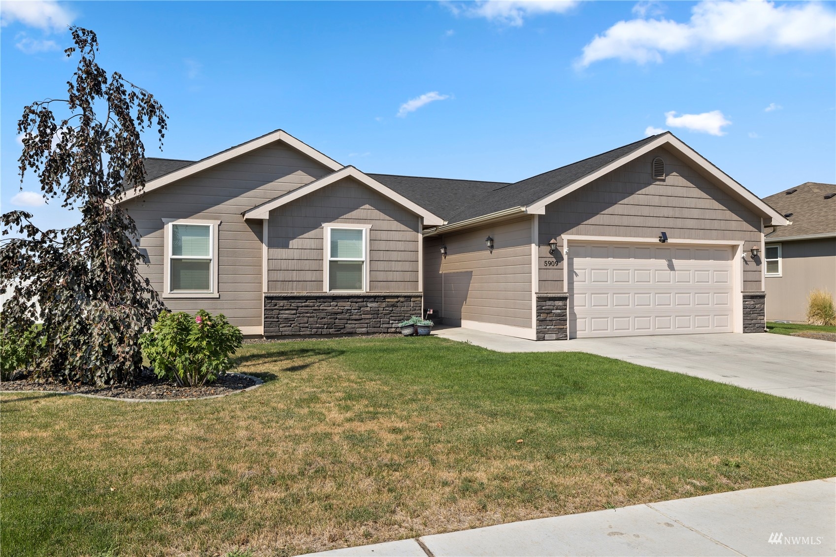 5909 Coolidge Road Yakima, WA 98903 - Photo 1 of 27 a front view of a house with a garden