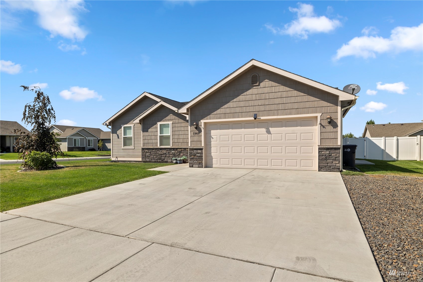 5909 Coolidge Road Yakima, WA 98903 - Photo 3 of 27 a view of house and outdoor space