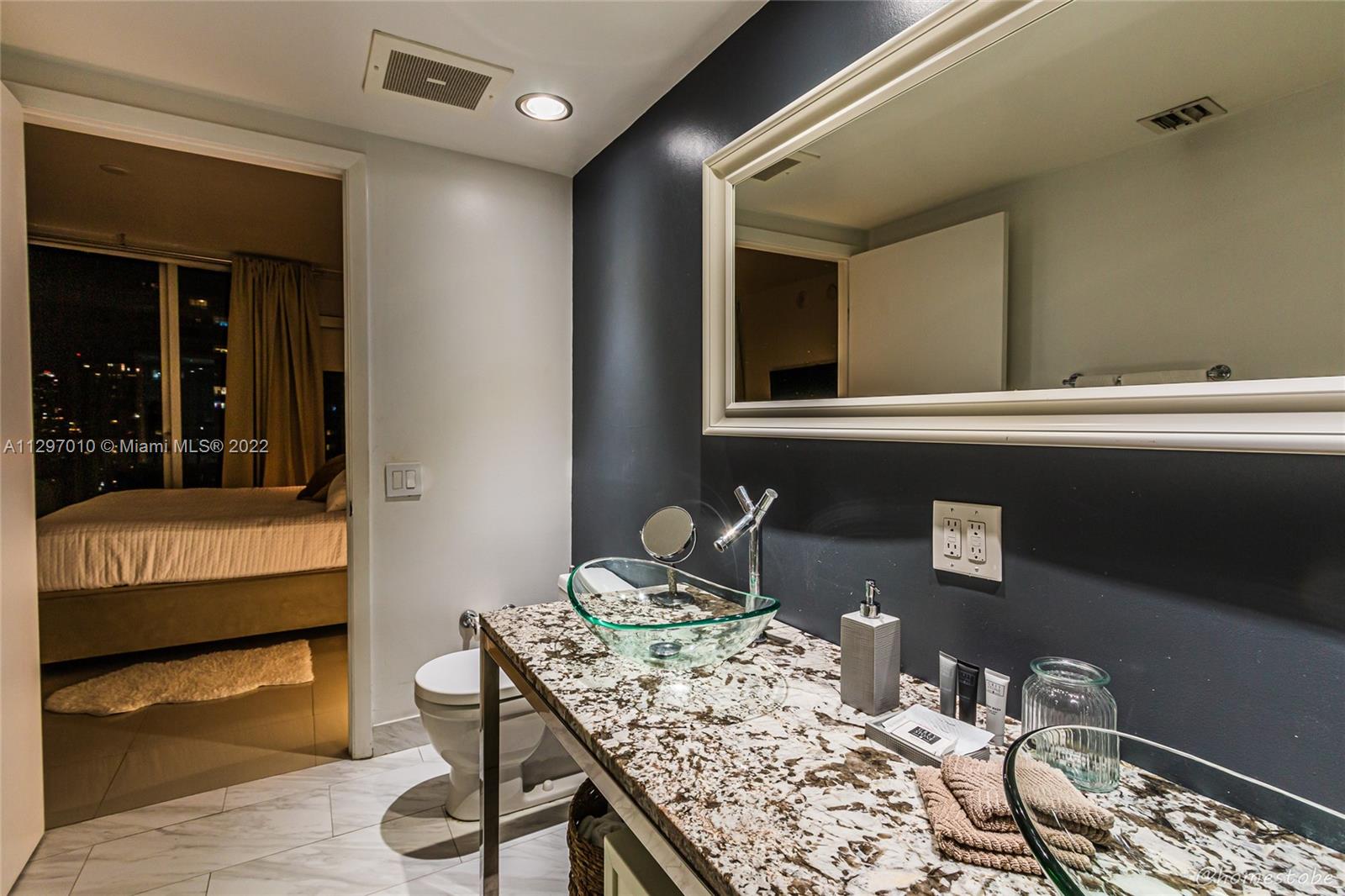 485 Brickell Avenue, Unit 3003 Miami, FL 33131 - Photo 14 of 17 a living room with dining table