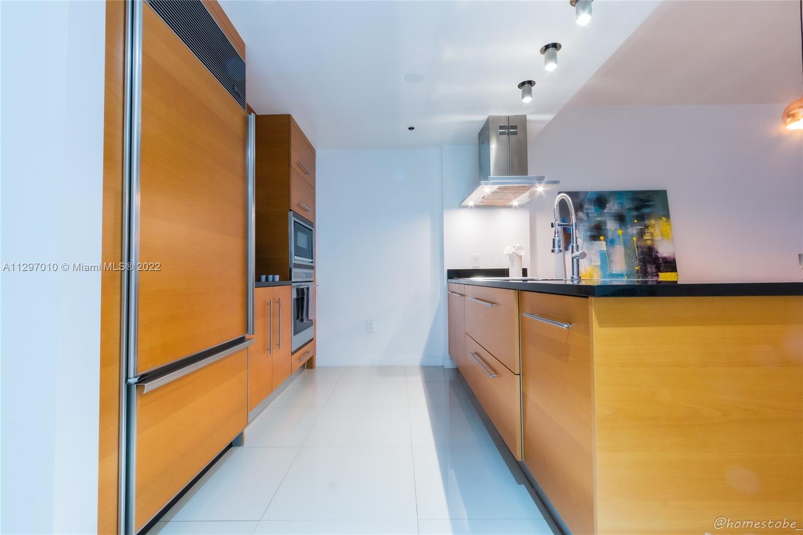 485 Brickell Avenue, Unit 3003 Miami, FL 33131 - Photo 9 of 17 a kitchen with counter top space