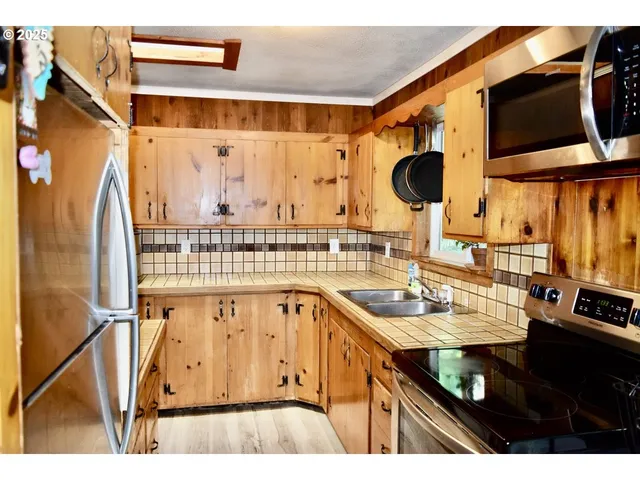 a view of empty room with a fireplace