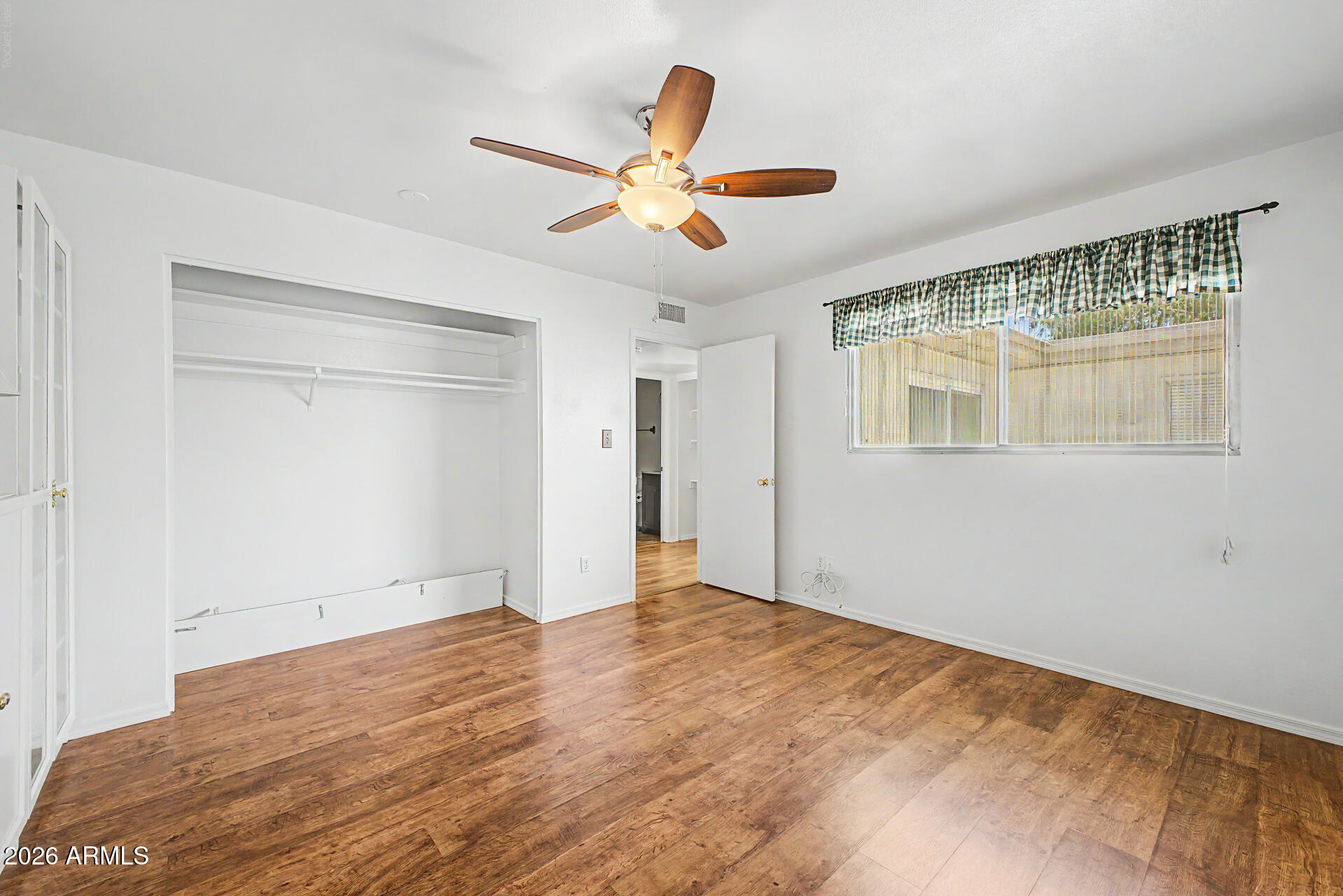 5873 East Thomas Road Scottsdale, AZ 85251 - Photo 19 of 30 a view of an empty room with window and a ceiling fan
