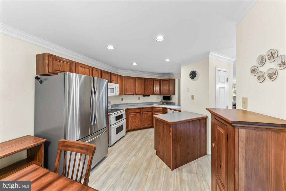 402 Sumner Way West Chester, PA 19382 - Photo 13 of 33 Nice big kitchen