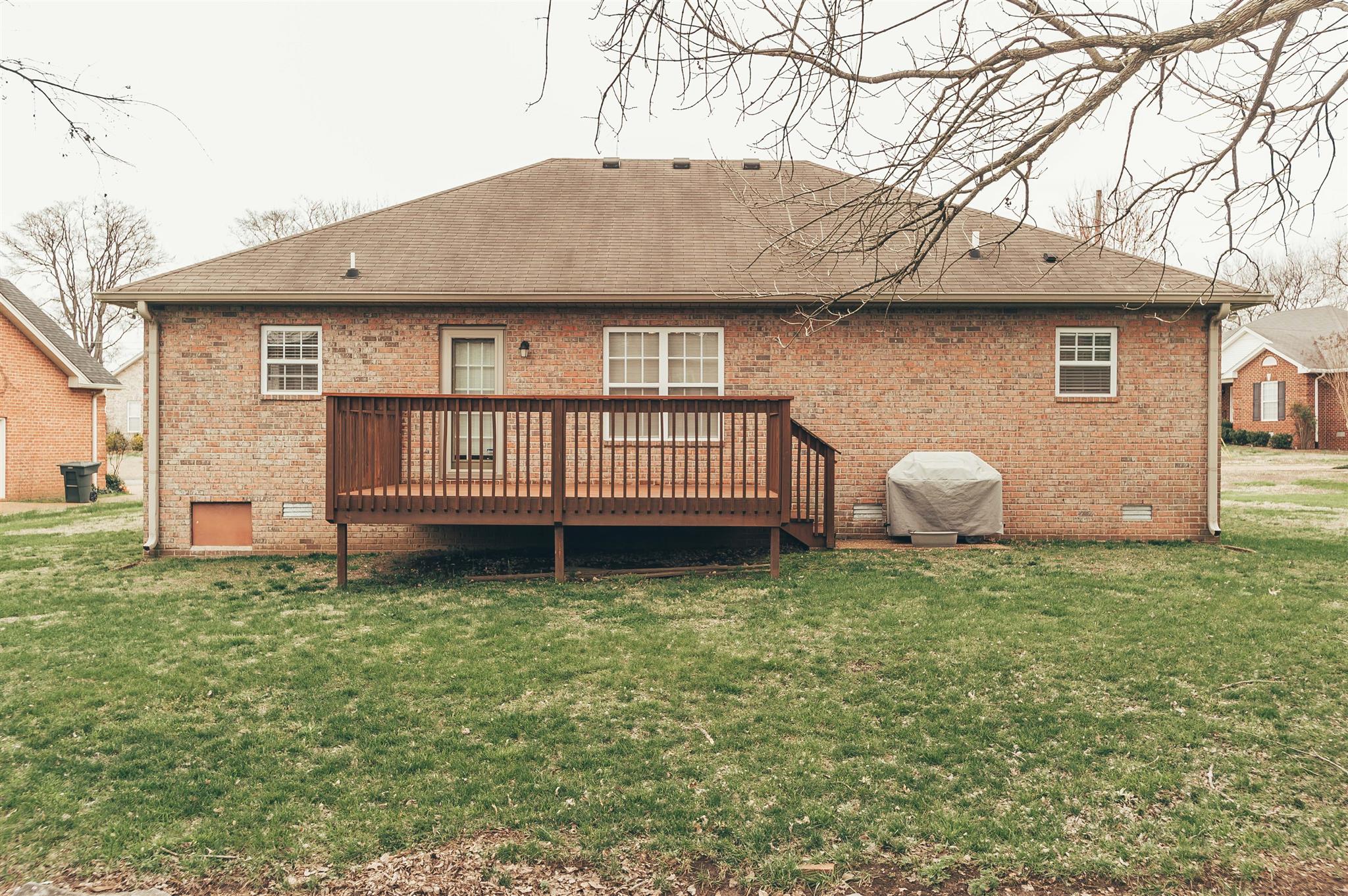 134 Abbey Road Gallatin, TN 37066 - Photo 3 of 18 a house view with a garden space