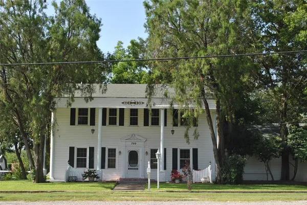 $349,900 | 700 West Wrights Avenue, Comanche, TX 76442
