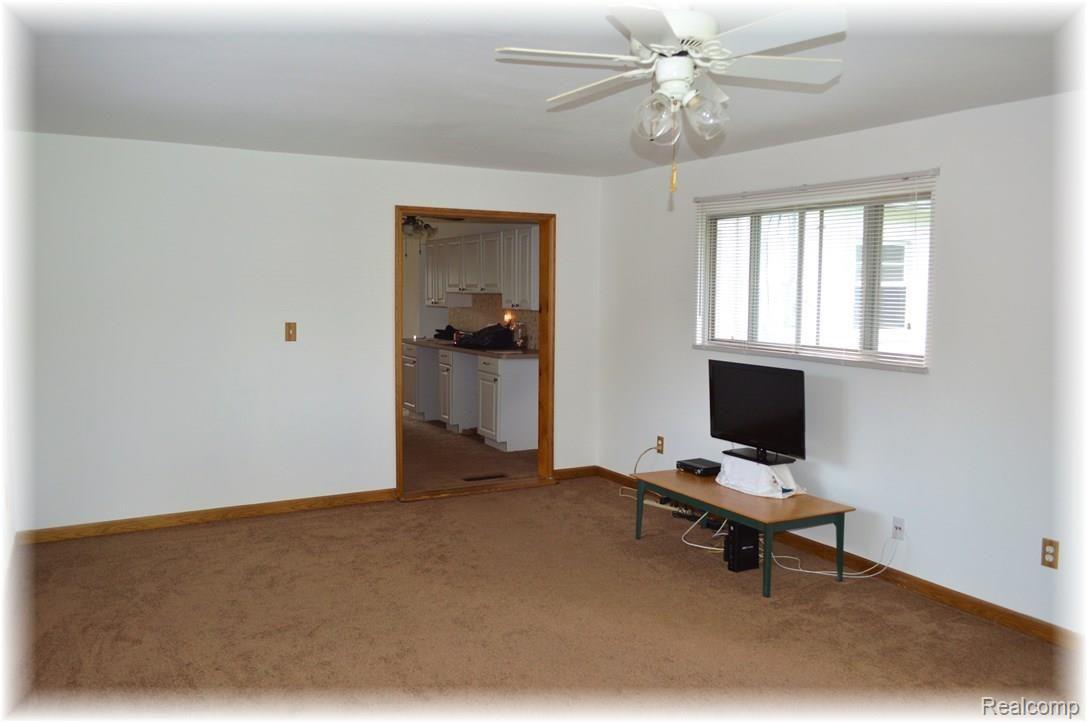 3212 Avon Manor Road Rochester, MI 48307 - Photo 17 of 41 18.jpg