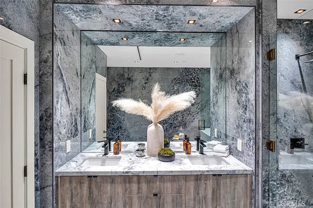 $3,095,000 | 505 17th Street, Huntington Beach, CA 92648