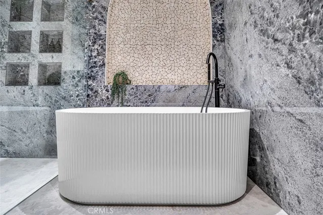 $3,095,000 | 505 17th Street, Huntington Beach, CA 92648