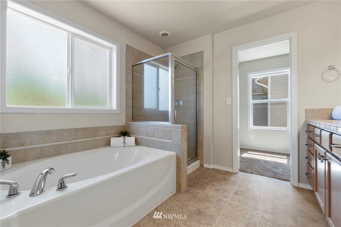 3129 Walker Road DuPont, WA 98327 - Photo 26 of 33 a bathroom with a bathtub and a sink
