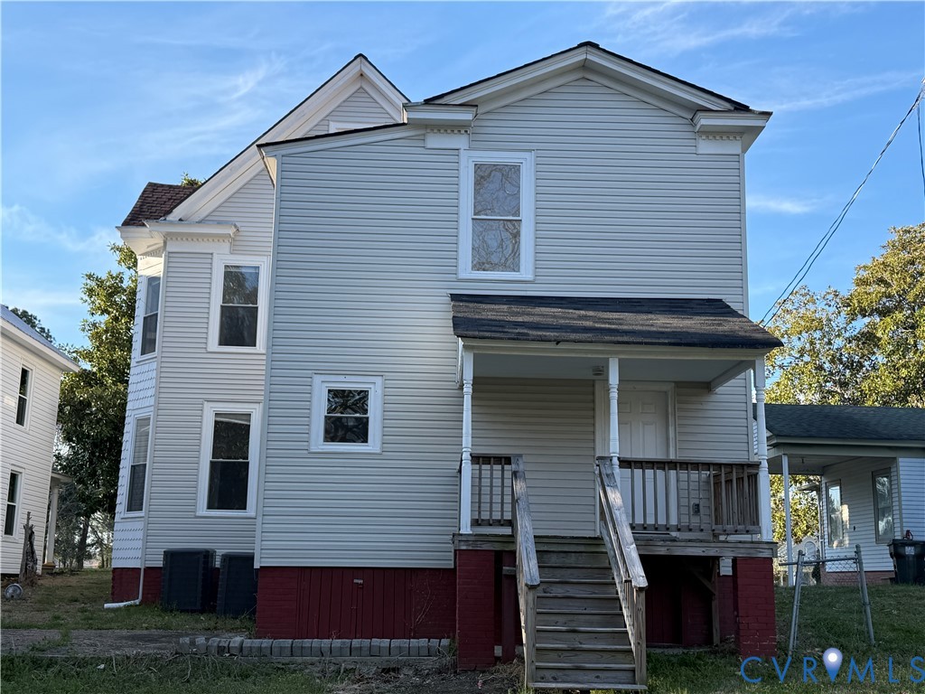 113 West Main Street Wakefield, VA 23888 - Photo 16 of 19 a front view of a house with a yard