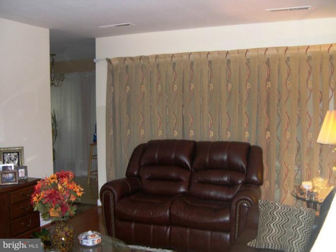 11200 Chestnut Grove Square, Unit 11200 Reston, VA 20190 - Photo 25 of 26 Living Room