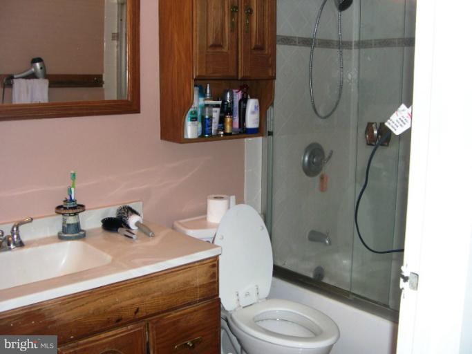 11200 Chestnut Grove Square, Unit 11200 Reston, VA 20190 - Photo 4 of 26 Bath