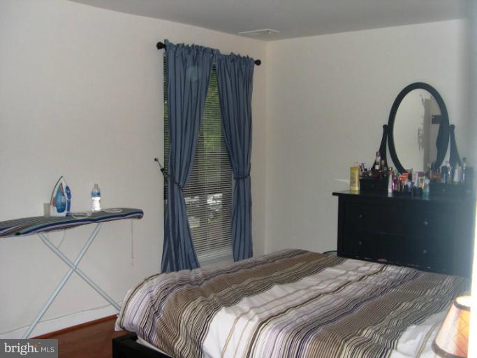 11200 Chestnut Grove Square, Unit 11200 Reston, VA 20190 - Photo 5 of 26 Bedroom