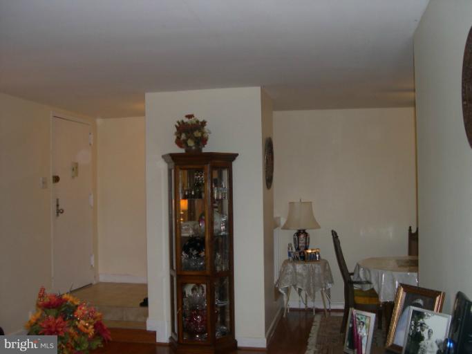 11200 Chestnut Grove Square, Unit 11200 Reston, VA 20190 - Photo 7 of 26 Living Room