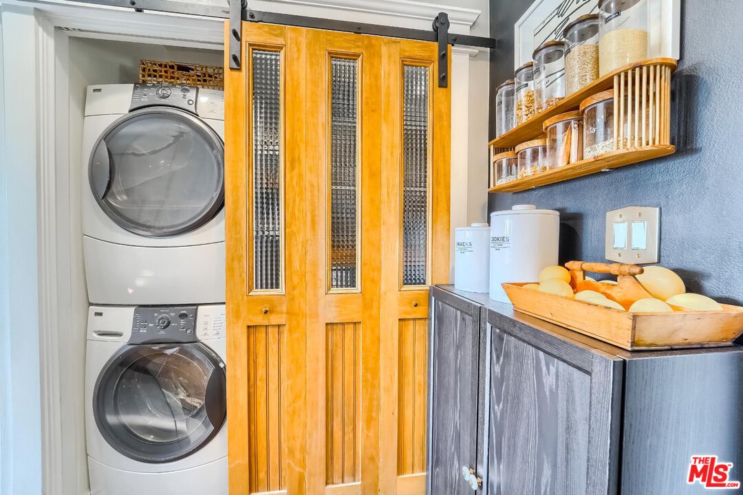 920 Highline Road Glendale, CA 91205 - Photo 24 of 49 a utility room with dryer and washer