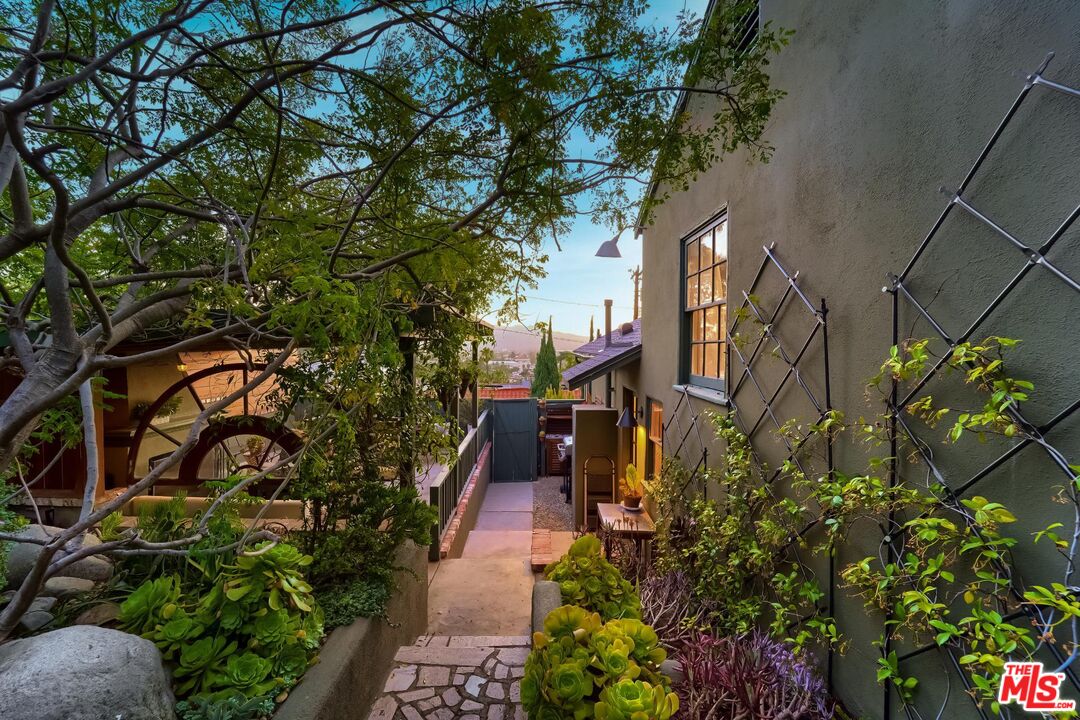 920 Highline Road Glendale, CA 91205 - Photo 45 of 49 a view of a garden with pathway