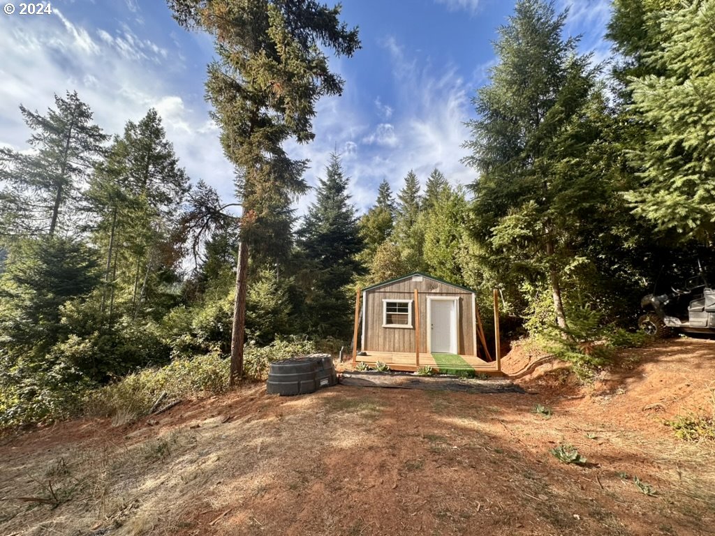 780 Tunnel Road Glendale, OR 97442 - Photo 4 of 31 a house with trees in front of it