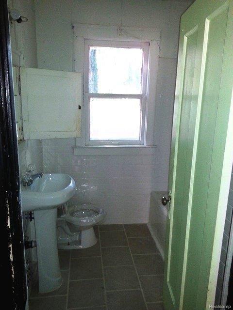 init 8-9 bath upper.jpg