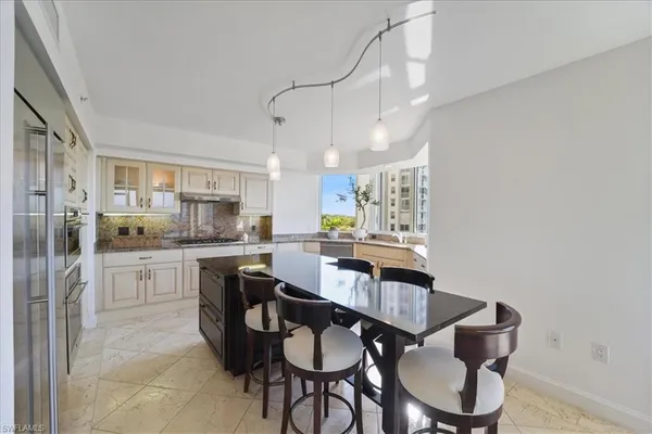 $3,000,000 | 6597 Nicholas Boulevard, Unit 601, Naples, FL 34108