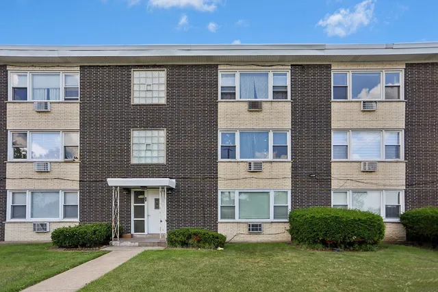 $120,000 | 7531 Roberts Road, Unit 2C, Bridgeview, IL 60455