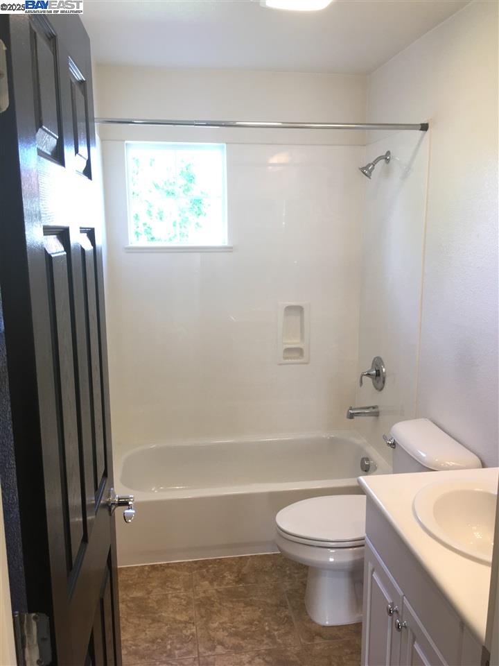 2846 Mint Common Livermore, CA 94551 - Photo 15 of 17 a bathroom with a toilet a sink and a bathtub