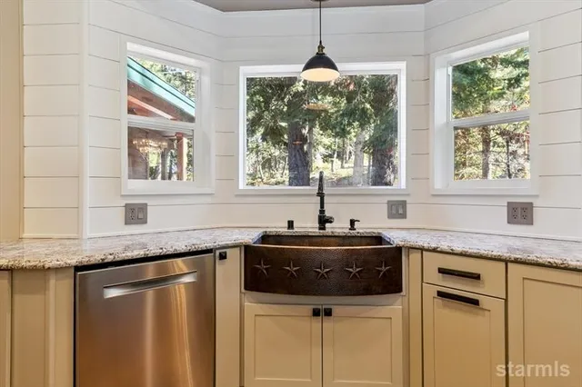 $1,375,000 | 236 Uplands Way, South Lake Tahoe, CA 96150