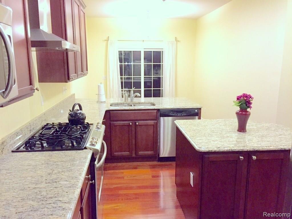 45930 South Stonewood Road Canton, MI 48187 - Photo 5 of 23 5 Kitchen 3.jpg