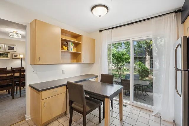 $335,000 | 245 Stone Manor Circle, Batavia, IL 60510