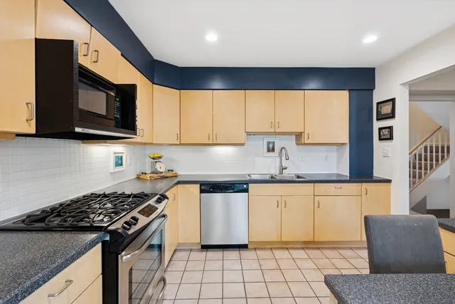 $335,000 | 245 Stone Manor Circle, Batavia, IL 60510