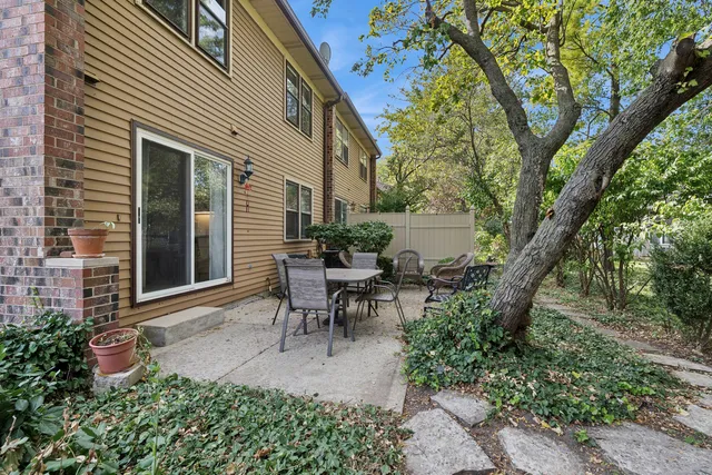 $335,000 | 245 Stone Manor Circle, Batavia, IL 60510