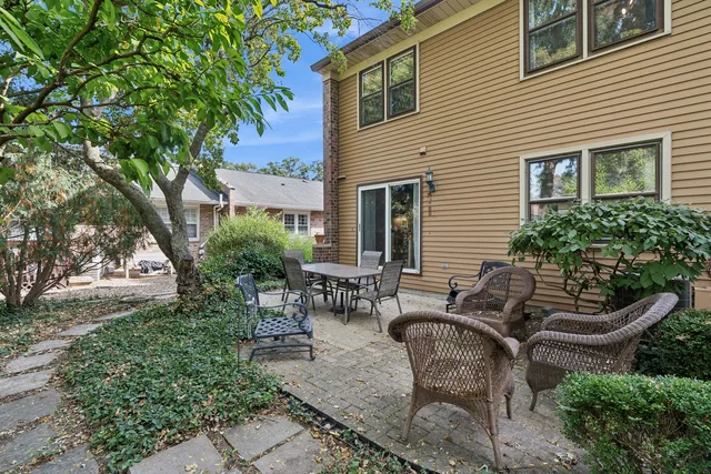 $335,000 | 245 Stone Manor Circle, Batavia, IL 60510