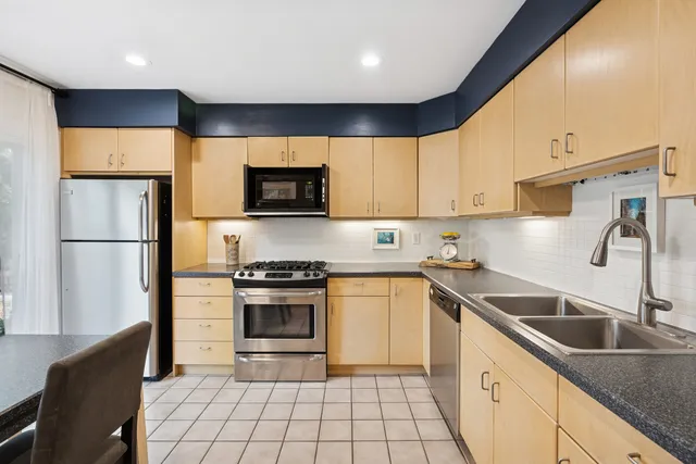 $335,000 | 245 Stone Manor Circle, Batavia, IL 60510