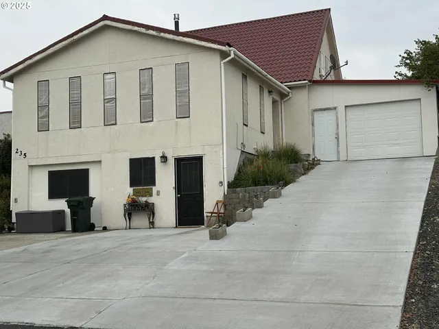 a view of a house with a yard and garage