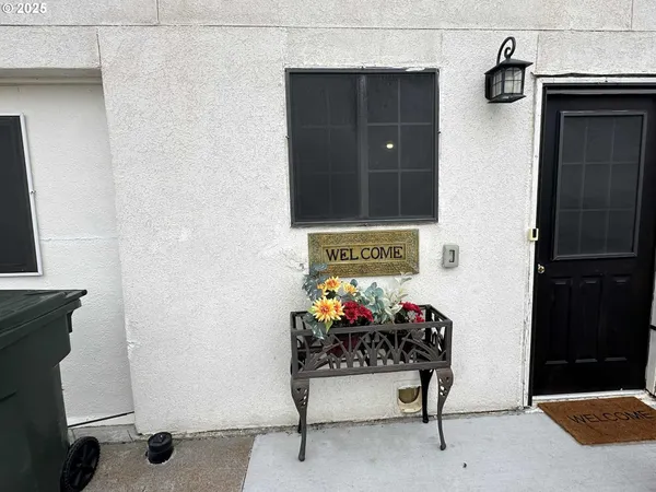 a view of entryway with elevator