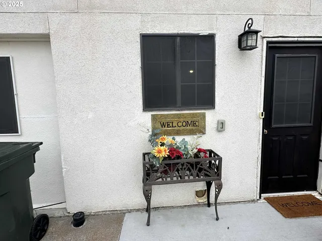 a view of entryway with elevator