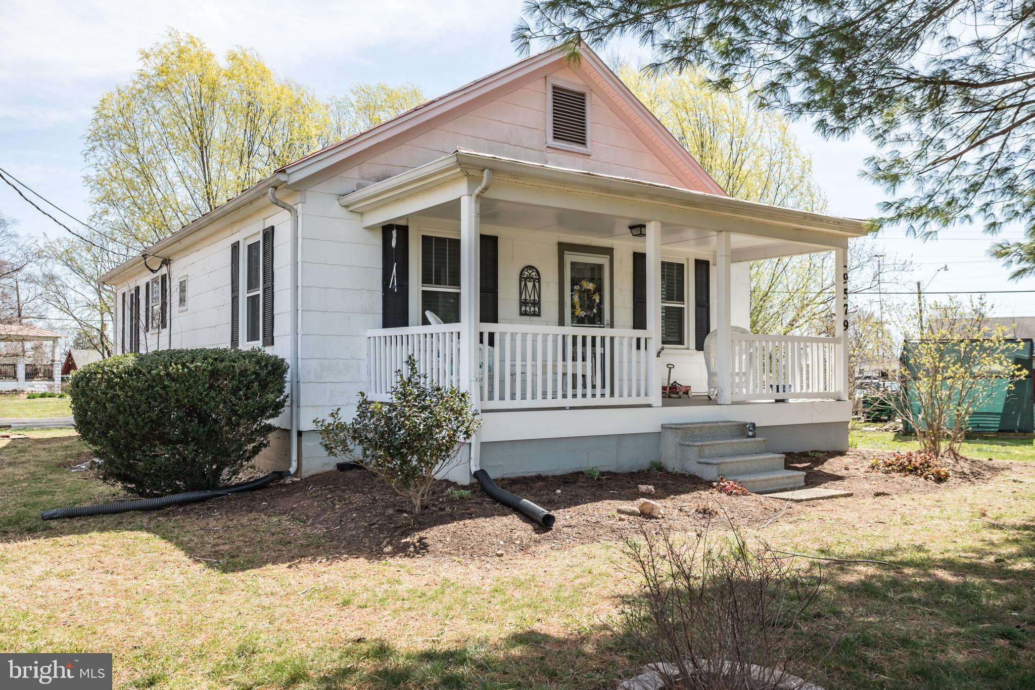 Cozy Bungalow w/ nice covered front porch