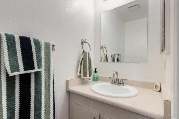 $435,500 | 1430 Parkway Drive, Rohnert Park, CA 94928