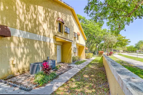 $179,900 | 3095 North Oakland Forest Drive, Unit 104, Oakland Park, FL 33309