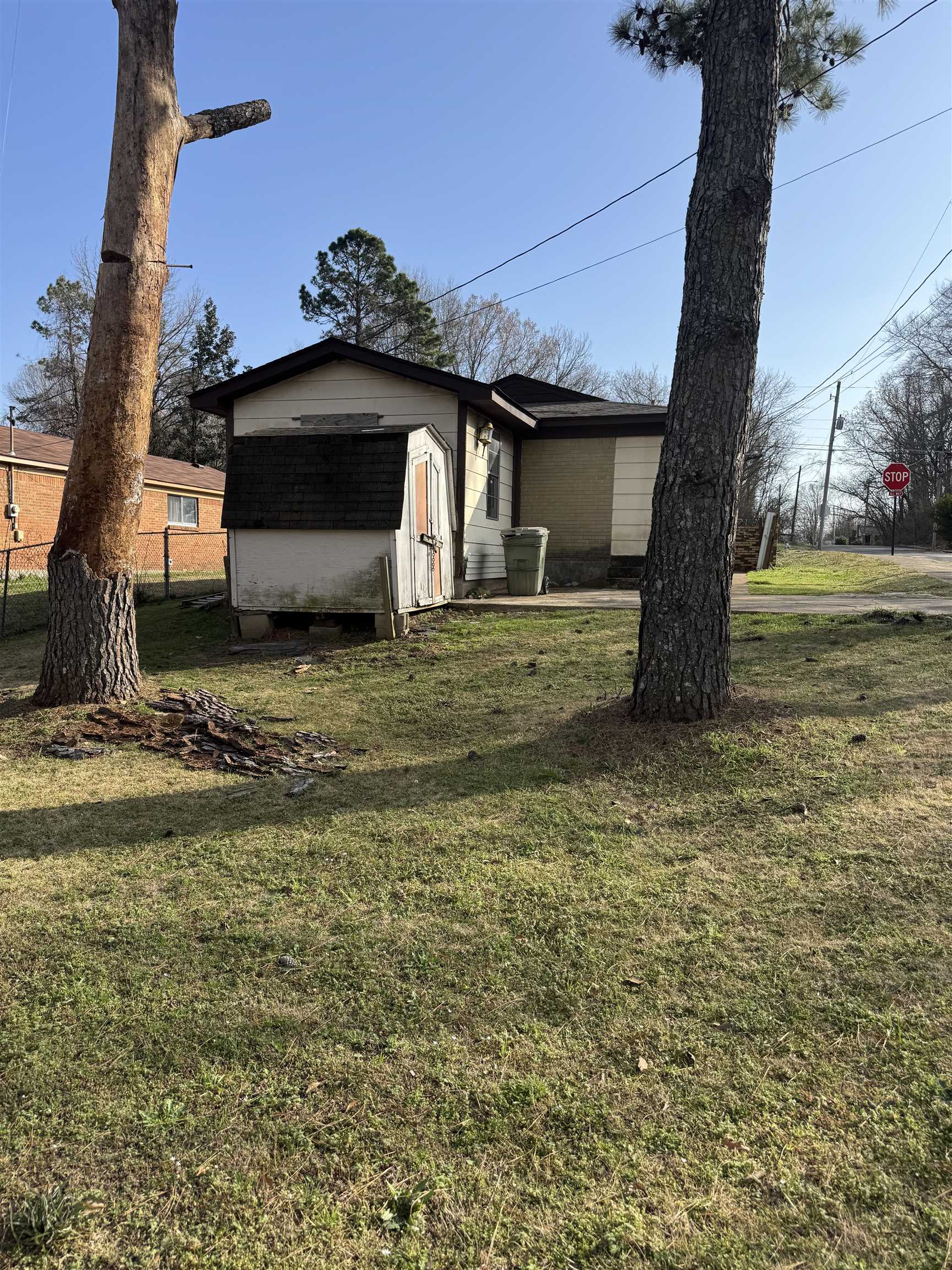 676 Nonconnah Road Memphis, TN 38109 - Photo 7 of 20 View of side of home with a storage shed
