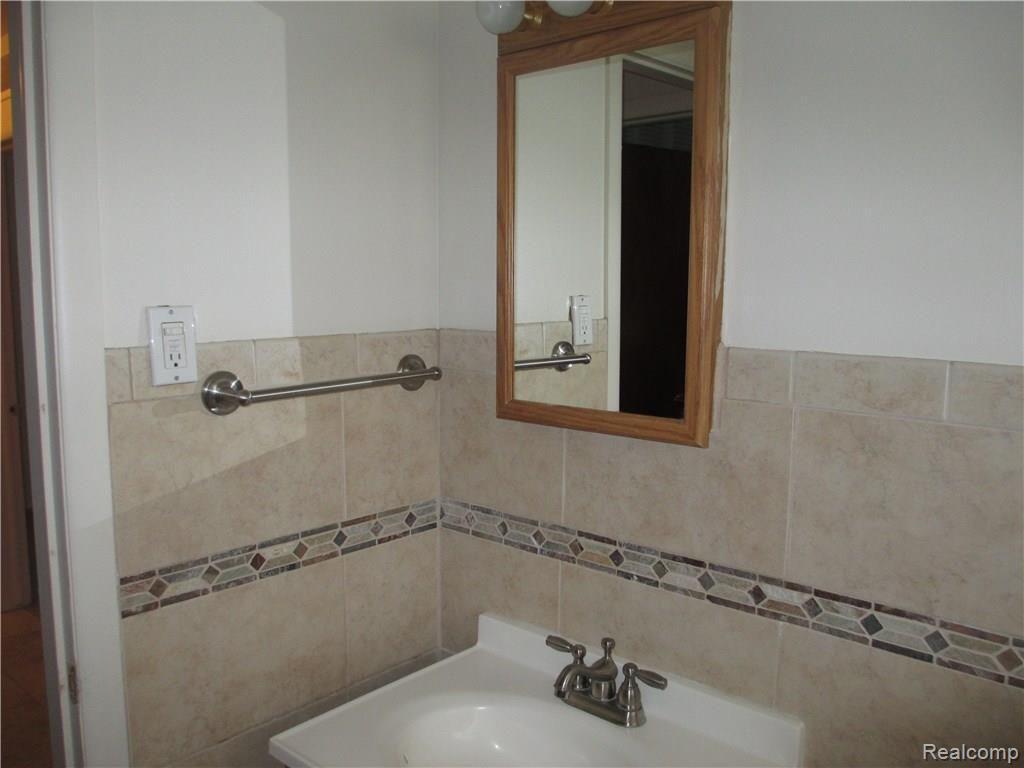 29565 Thomas Circle Circle Inkster, MI 48141 - Photo 8 of 11
