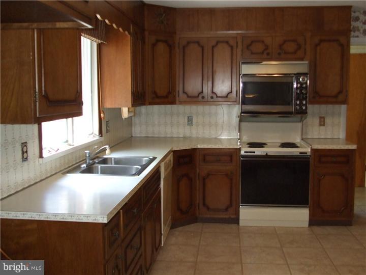 5516 Chapmans Road Allentown, PA 18104 - Photo 8 of 19 Gallery Image 8