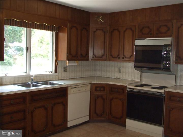 5516 Chapmans Road Allentown, PA 18104 - Photo 9 of 19 Gallery Image 9